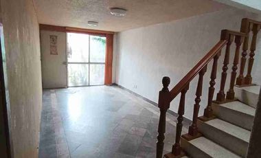 BONITA CASA 2 pisos en privada