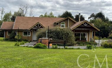 HERMOSA CASA EN PARCELACIÓN CONSOLIDADA EN LAS QUEMAS