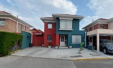 Venta amplia y cómoda casa 3D+3B Ciudad Satélite - Maipú