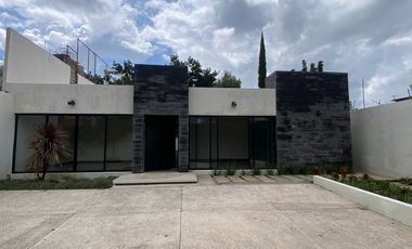 VENDO EN CUERNAVACA, RESIDENCIA RECIEN REMODELADA, GRAN UBICACIÓN, 5 RECÁMARAS, SALÓN DE JUEGOS, 3 ESTACIONAMIENTOS.