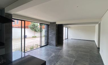 VENDO EN CUERNAVACA, RESIDENCIA RECIEN REMODELADA, GRAN UBICACIÓN, 5 RECÁMARAS, SALÓN DE JUEGOS, 3 ESTACIONAMIENTOS.