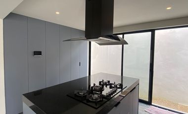 VENDO EN CUERNAVACA, RESIDENCIA RECIEN REMODELADA, GRAN UBICACIÓN, 5 RECÁMARAS, SALÓN DE JUEGOS, 3 ESTACIONAMIENTOS.