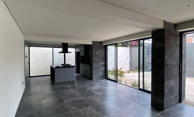 VENDO EN CUERNAVACA, RESIDENCIA RECIEN REMODELADA, GRAN UBICACIÓN, 5 RECÁMARAS, SALÓN DE JUEGOS, 3 ESTACIONAMIENTOS.