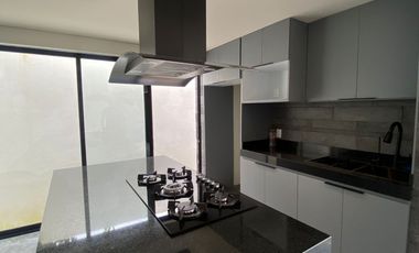 VENDO EN CUERNAVACA, RESIDENCIA RECIEN REMODELADA, GRAN UBICACIÓN, 5 RECÁMARAS, SALÓN DE JUEGOS, 3 ESTACIONAMIENTOS.