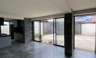 VENDO EN CUERNAVACA, RESIDENCIA RECIEN REMODELADA, GRAN UBICACIÓN, 5 RECÁMARAS, SALÓN DE JUEGOS, 3 ESTACIONAMIENTOS.