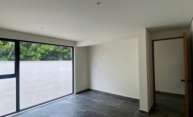 VENDO EN CUERNAVACA, RESIDENCIA RECIEN REMODELADA, GRAN UBICACIÓN, 5 RECÁMARAS, SALÓN DE JUEGOS, 3 ESTACIONAMIENTOS.