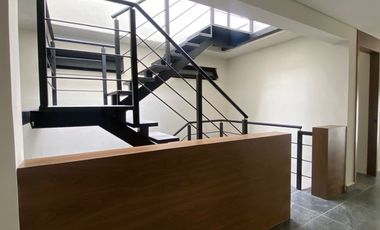 VENDO EN CUERNAVACA, RESIDENCIA RECIEN REMODELADA, GRAN UBICACIÓN, 5 RECÁMARAS, SALÓN DE JUEGOS, 3 ESTACIONAMIENTOS.