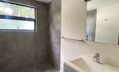 VENDO EN CUERNAVACA, RESIDENCIA RECIEN REMODELADA, GRAN UBICACIÓN, 5 RECÁMARAS, SALÓN DE JUEGOS, 3 ESTACIONAMIENTOS.