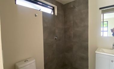 VENDO EN CUERNAVACA, RESIDENCIA RECIEN REMODELADA, GRAN UBICACIÓN, 5 RECÁMARAS, SALÓN DE JUEGOS, 3 ESTACIONAMIENTOS.