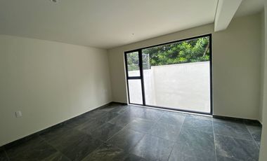 VENDO EN CUERNAVACA, RESIDENCIA RECIEN REMODELADA, GRAN UBICACIÓN, 5 RECÁMARAS, SALÓN DE JUEGOS, 3 ESTACIONAMIENTOS.