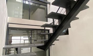 VENDO EN CUERNAVACA, RESIDENCIA RECIEN REMODELADA, GRAN UBICACIÓN, 5 RECÁMARAS, SALÓN DE JUEGOS, 3 ESTACIONAMIENTOS.