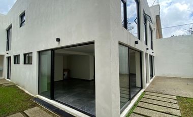 VENDO EN CUERNAVACA, RESIDENCIA RECIEN REMODELADA, GRAN UBICACIÓN, 5 RECÁMARAS, SALÓN DE JUEGOS, 3 ESTACIONAMIENTOS.