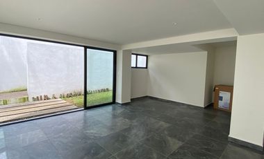 VENDO EN CUERNAVACA, RESIDENCIA RECIEN REMODELADA, GRAN UBICACIÓN, 5 RECÁMARAS, SALÓN DE JUEGOS, 3 ESTACIONAMIENTOS.