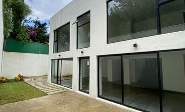 VENDO EN CUERNAVACA, RESIDENCIA RECIEN REMODELADA, GRAN UBICACIÓN, 5 RECÁMARAS, SALÓN DE JUEGOS, 3 ESTACIONAMIENTOS.