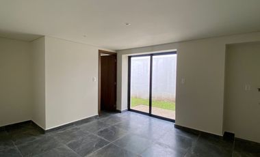 VENDO EN CUERNAVACA, RESIDENCIA RECIEN REMODELADA, GRAN UBICACIÓN, 5 RECÁMARAS, SALÓN DE JUEGOS, 3 ESTACIONAMIENTOS.