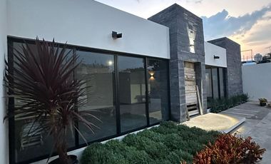 VENDO EN CUERNAVACA, RESIDENCIA RECIEN REMODELADA, GRAN UBICACIÓN, 5 RECÁMARAS, SALÓN DE JUEGOS, 3 ESTACIONAMIENTOS.