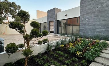 VENDO EN CUERNAVACA, RESIDENCIA RECIEN REMODELADA, GRAN UBICACIÓN, 5 RECÁMARAS, SALÓN DE JUEGOS, 3 ESTACIONAMIENTOS.