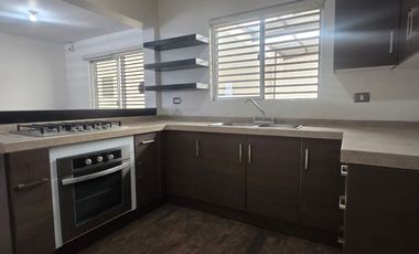 CASA EN RENTA EN RAMOS ARIZPE MUY CENTRICA A 2 CUADRAS DE AL SUPER EN COLONIA LA HACIENDA DE PREFERENCIA PARA OFICINAS DE DOS PLANTAS SIN MUEBLES