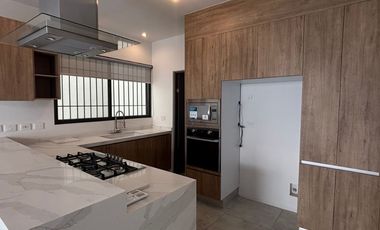 Renta Casa Nueva en Residencial Alina, zona Carretera Nacional, Monterrey