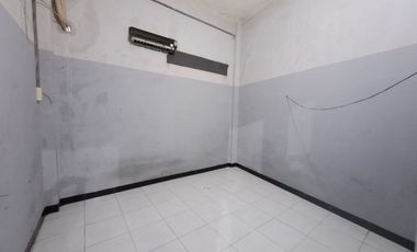 Disewakan ruko gandeng luas lokasi strategis pinggir jalan raya buaran tangsel parkiran luas