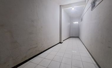 Disewakan ruko gandeng luas lokasi strategis pinggir jalan raya buaran tangsel parkiran luas