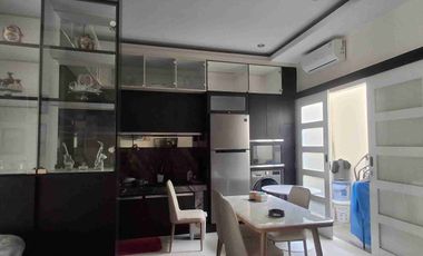 DIJUAL RUMAH FULLFURNISH TENGAH KOTA BERNUANSA MINIMALIS LOKASI DALAM PERUMAHAN GRANDCITY AMAN NYAMAN HARGA NEGO