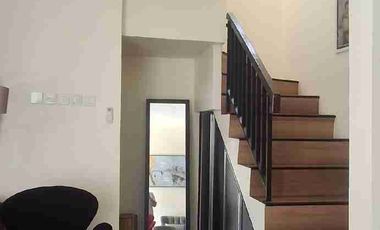 DIJUAL RUMAH FULLFURNISH TENGAH KOTA BERNUANSA MINIMALIS LOKASI DALAM PERUMAHAN GRANDCITY AMAN NYAMAN HARGA NEGO