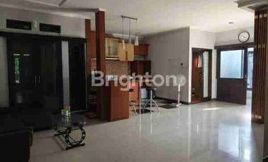 DIJUAL RUMAH POSISI HOOK TENGAH KOTA BERNUANSA MINIMALIS LOKASI DALAM PERUMAHAN WIKA AMAN NYAMAN HARGA NEGO