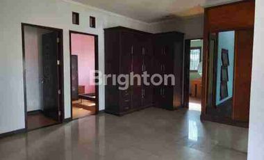 DIJUAL RUMAH POSISI HOOK TENGAH KOTA BERNUANSA MINIMALIS LOKASI DALAM PERUMAHAN WIKA AMAN NYAMAN HARGA NEGO