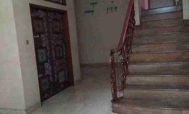 rumah cantik 2 lantai rapi