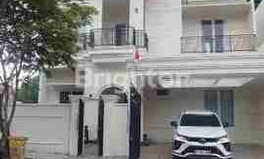 DIJUAL RUMAH MEWAH FULLFURNISH TENGAH KOTA BERNUANSA MINIMALIS LOKASI DALAM PERUMAHAN DAUN VILAGE AMAN NYAMAN HARGA NEGO