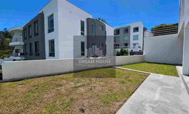 A solo 2 minutos del Scala Shopping y el Paseo San Francisco luz natural en todas sus areas ,seguridad 24/7 y una considerable area con mas de 90m2 para ampliar el departamento a tu gusto.