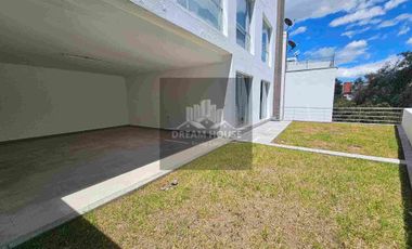 A solo 2 minutos del Scala Shopping y el Paseo San Francisco luz natural en todas sus areas ,seguridad 24/7 y una considerable area con mas de 90m2 para ampliar el departamento a tu gusto.