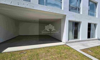 A solo 2 minutos del Scala Shopping y el Paseo San Francisco luz natural en todas sus areas ,seguridad 24/7 y una considerable area con mas de 90m2 para ampliar el departamento a tu gusto.