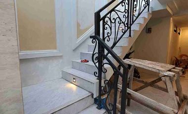 Jual Rumah American Classic Plus Kolam Renang Dalam Komplek Benda Jagakarsa