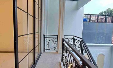 Jual Rumah American Classic Plus Kolam Renang Dalam Komplek Benda Jagakarsa