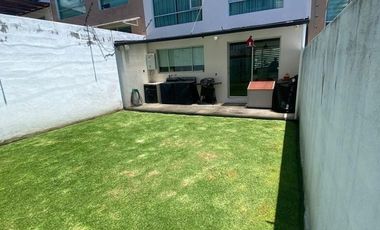 Casa con jardín en venta, sector Conocoto, Valle de los Chillos