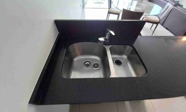 River Towers Samborondón departamento con hermosa vista a la avenida y al río.  Venta de oportunidad