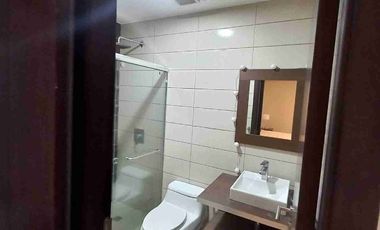 River Towers Samborondón departamento con hermosa vista a la avenida y al río.  Venta de oportunidad