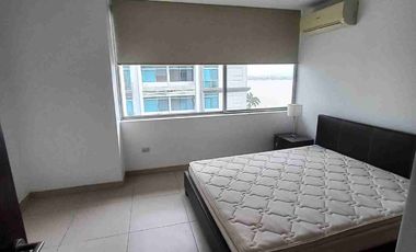 River Towers Samborondón departamento con hermosa vista a la avenida y al río.  Venta de oportunidad