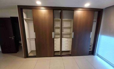 River Towers Samborondón departamento con hermosa vista a la avenida y al río.  Venta de oportunidad