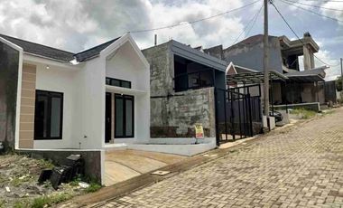 DIJUAL RUMAH SIAP HUNI JL  HAJI GOFUR 12 MENIT DARI JL RAYA GADOBANGKONG