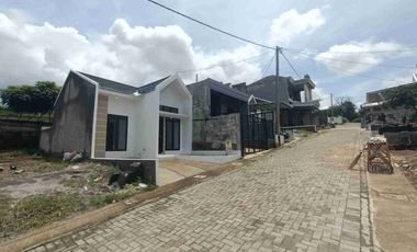 DIJUAL RUMAH SIAP HUNI JL  HAJI GOFUR 12 MENIT DARI JL RAYA GADOBANGKONG