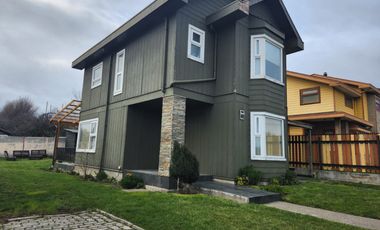 COYHAIQUE, ARRIENDO VIVIENDA DOS PISOS EN ZONA CENTRICA