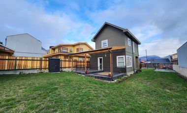 COYHAIQUE, ARRIENDO VIVIENDA DOS PISOS EN ZONA CENTRICA