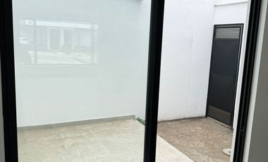Arriendo casa por estrenar en Puembo en conjunto con piscina, pádel, gimnasio $900 incluida alícuota.