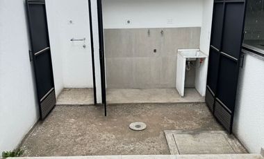 Arriendo casa por estrenar en Puembo en conjunto con piscina, pádel, gimnasio $900 incluida alícuota.