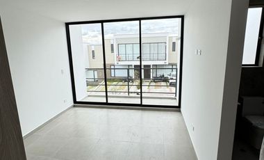 Arriendo casa por estrenar en Puembo en conjunto con piscina, pádel, gimnasio $900 incluida alícuota.