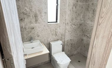 Arriendo casa por estrenar en Puembo en conjunto con piscina, pádel, gimnasio $900 incluida alícuota.