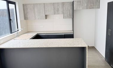 Arriendo casa por estrenar en Puembo en conjunto con piscina, pádel, gimnasio $900 incluida alícuota.